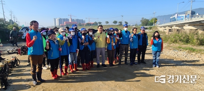백영현 포천시장이 입장하면서 환경단체 회원들에게 둘러싸여 사진촬영 당하고 있다. (사진=문석완 기자)