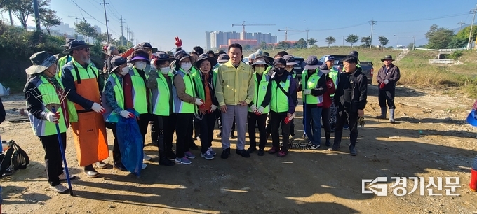 백영현 포천시장이 입장하면서 환경단체 회원들에게 둘러싸여 사진촬영 당하고 있다. (사진=문석완 기자)