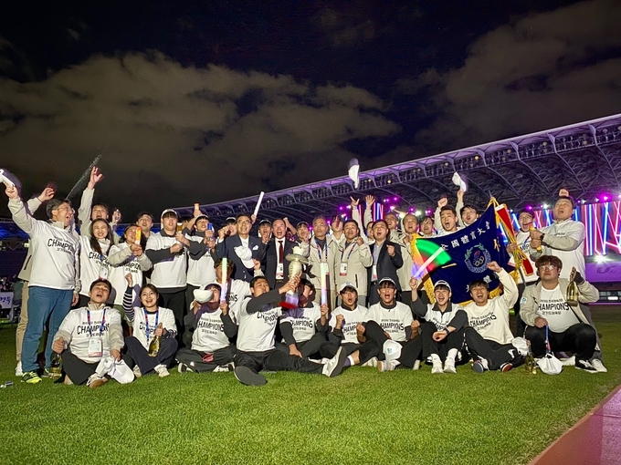 13일 울산광역시 울산종합운동장에서 열린 제103회 전국체육대회 폐회식에서 종합우승을 차지한 경기도선수단이 우승컵과 우승기를 들고 환호하고 있다. (사진=유창현 수습기자)