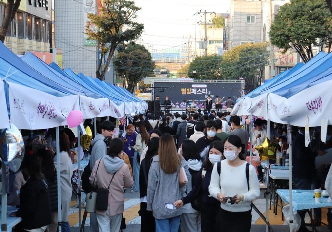 한신대 앞 상가거리에서 2022 한신꿈꾸는대로 별빛페스타·플리마켓이 진행되고 있다.(사진=거리를 꽉 채운 학생들의 모습/한신대 제공)