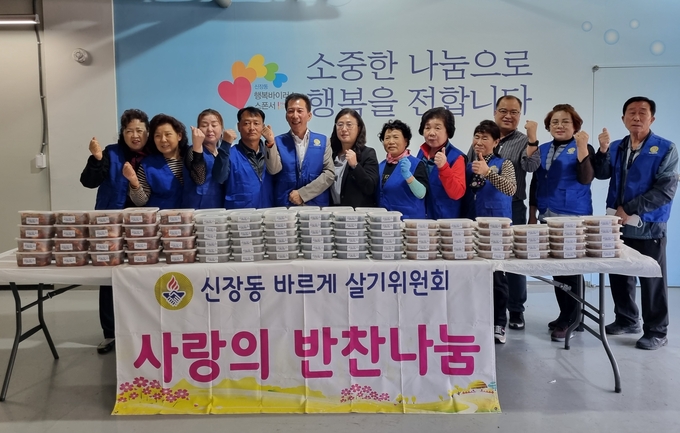 오산 신장동은 지난 12일 바르게살기운동 신장동 위원회가 독거노인 25가구에 전달해 달라며 직접 만든 밑반찬(겉절이, 장조림 등)을 기탁했다.(사진=바르게살기운동 신장동 위원회 제공)