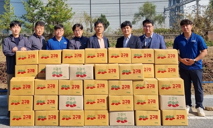 오산시 환경사업소직원들이 직접 수확한 고구마 60박스를 관내 6개 동 행정복지센터에 기탁했다.(사진=오산시 환경사업소 제공)