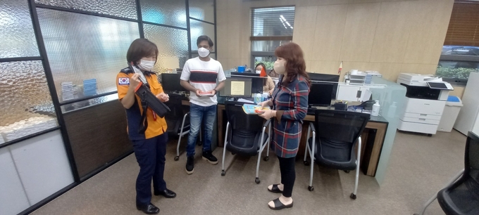시흥소방서는 지난 13일 시흥시 외국인복지센터 및 시흥시 다문화 이주민센터를 찾아 외국인을 대상으로 119다매체 신고 서비스 및 응급처치 집중 홍보를 실시했다.(사진=시흥시 제공)