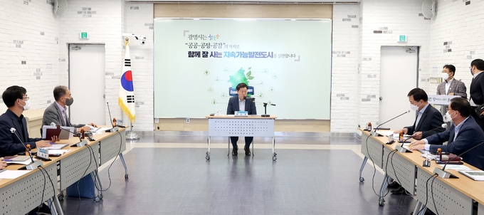 박승원 광명시장은 14일 오전 10시 시청 중회의실에서 ‘하안동 철골주차장 재건축 타당성 조사 및 기본계획 수립용역’ 최종보고회를 가졌다.(사진=광명시 제공)