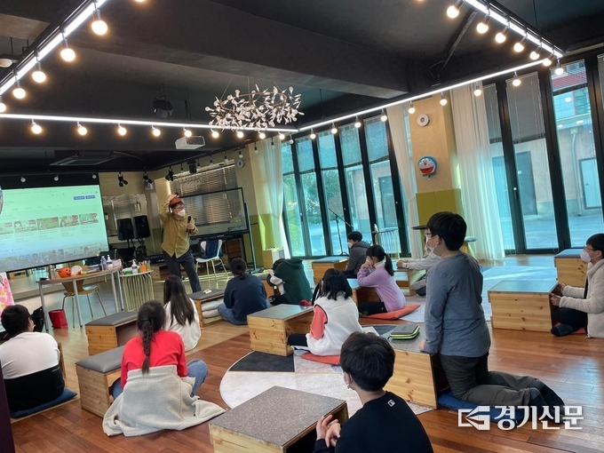 내촌중학교 도서관에서 학생들이 독서활동을 하고 있다. (사진=포천교육지원청 제공)