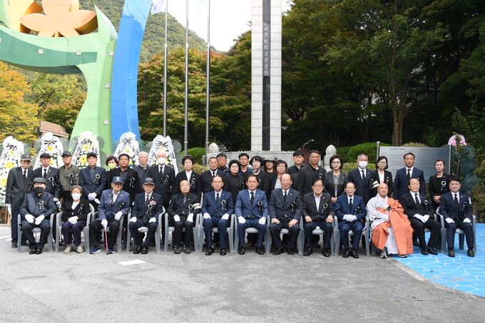 소요산 반공희생자 위령탑에서 열린 제42회 자유수호희생자 합동위령제 참석자들.(사진=동두천시 제공)
