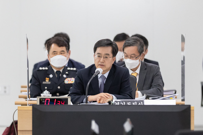 14일 오후 경기도청 4층 다목적회의실에서 열린 2022년 국토교통위원회 국정감사에서 김동연 경기도지사가 국토교통위원들의 질의에 답변하고 있다. (사진=경기도 제공)
