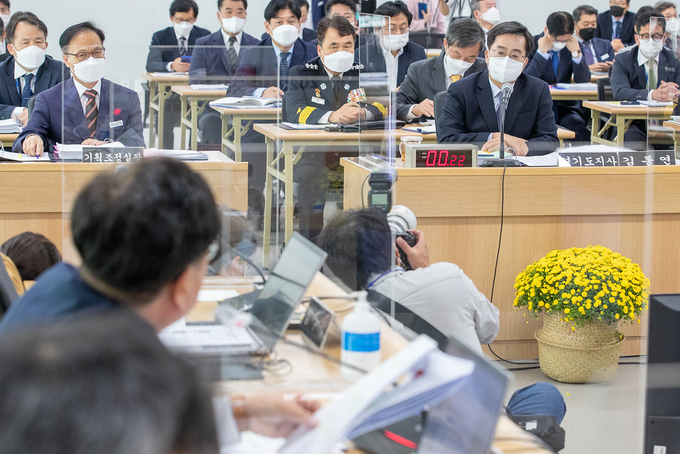14일 오전 경기도청 4층 다목적회의실에서 김동연 경기도지사와 국회 국토교통위원회 위원들이 참석한 가운데 2022년 국토교통위원회 국정감사가 열리고 있다. (사진=경기도 제공)