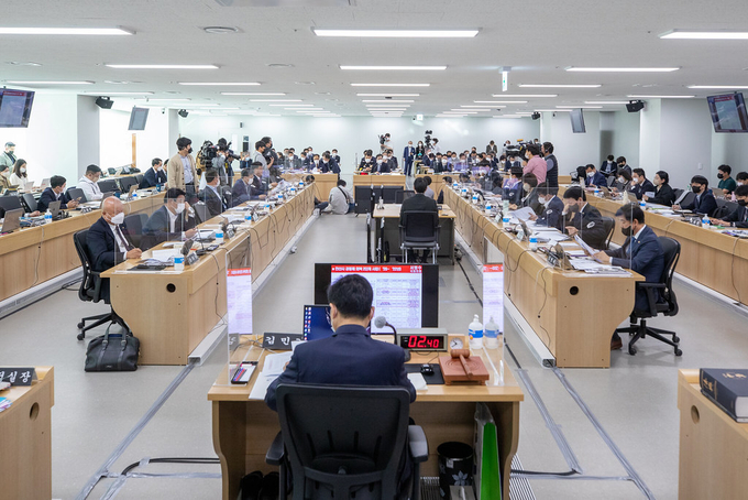 14일 오전 경기도청 4층 다목적회의실에서 김동연 경기도지사와 국회 국토교통위원회 위원들이 참석한 가운데 2022년 국토교통위원회 국정감사가 열리고 있다. (사진=경기도 제공)