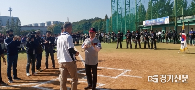 성남시 10번째 타자로 선정된 신상진 시장이 유니폼을 입은 뒤 기념구를 살펴보고 있다. (사진=김대성 기자)