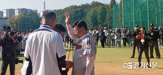 성남시 10번째 선수로 선정된 신상진 시장에게 유니폼이 전달되고 있다. (사진=김대성 기자)