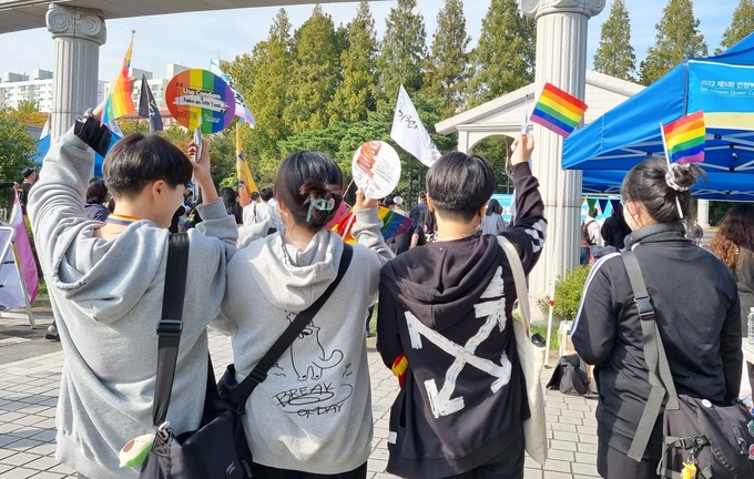 15일 오후 인천 퀴어축제에 참여한 고교생 4명이 공연을 보면서 환호하고 있다. ( 사진 = 김민지 기자 )