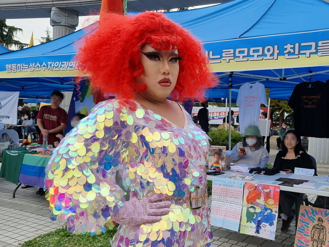 15일 오후 인천 퀴어축제에 공연자로 참여한 드랙퀸 초이프라이데이가 경기신문 인터뷰를 마치고 사진 촬영에 응하고 있다. ( 사진 = 김민지 기자 )