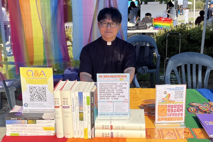 이동환 목사가 15일 오전 경기신문과의 인터뷰를 마치고 사진 촬영을 하고 있다. ( 사진 = 김샛별 기자 ) 