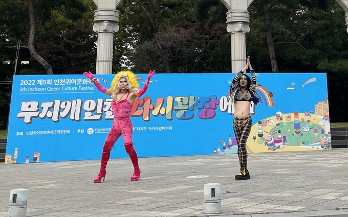 (왼쪽부터) 15일 중앙공원 월드컵프라자 무대에서 드랙퀸 아네싸와 허리케인 김치가 공연하고 있다. ( 사진 = 김샛별 기자 )