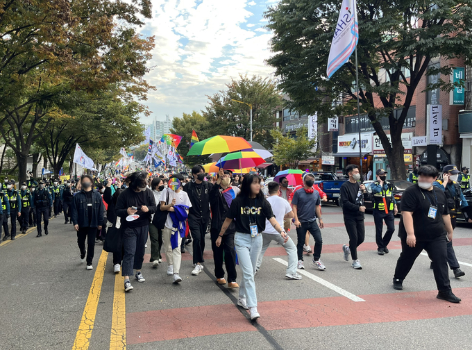 15일 오후 인천퀴어문화축제 참가자들이 예술회관 인근을 지나고 있다. ( 사진 = 김샛별 기자 )
