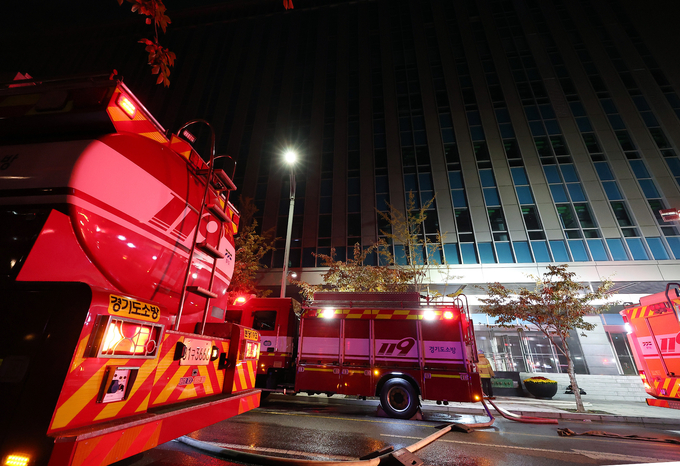 15일 오후 화재가 발생한 경기 성남시 분당구 삼평동 SK 판교 캠퍼스 A동에서 소방관들이 진화작업을 하고 있다. 이 불로 현재 카카오톡, 카카오 택시, 포털사이트 다음 등 통신 장애가 발생하고 있다. (사진=연합뉴스)