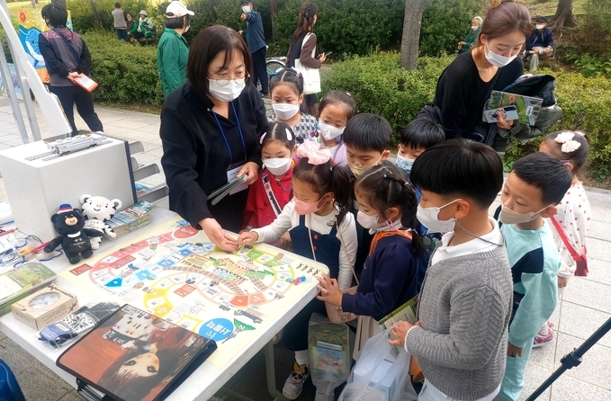 찾아가는 기차여행 상담소 부스에서 아이들이 전국철도지도를 활용한 게임에 참여하고 있다..(사진=한국철도 수도권광역본부 제공)