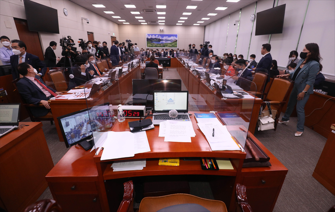 4일 오후 서울 여의도 국회에서 열린 국회 외교통일위원회 외교부 국정감사에서 윤석열 대통령 비속어 논란 영상을 재생하는 것을 두고 여야 의견 차이로 감사가 중지되고 있다. (사진=국회사진기자단/연합뉴스)