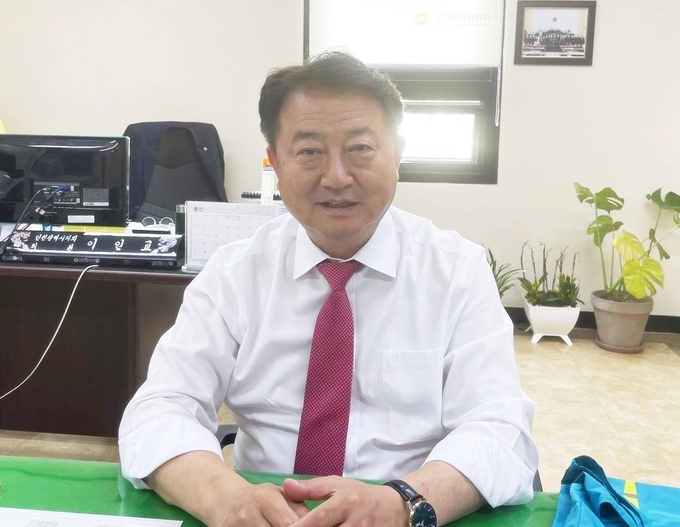 이인교 인천시의원(국힘, 만수2·3·4·5동)이 자신의 사무실에서 경기신문과 인터뷰를 하고 있다. ( 사진 = 조경욱 기자 )