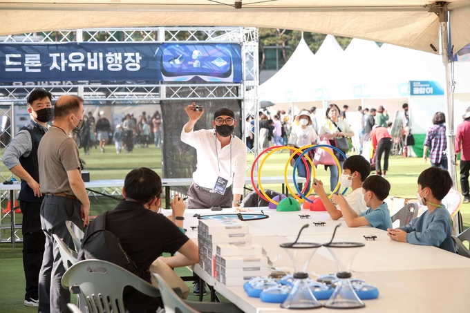 용인특례시는 지난 15~16일까지 시청 광장에서 열린 ‘제22회 용인사이버과학축제’를 개최했다.(사진=용인시 제공)