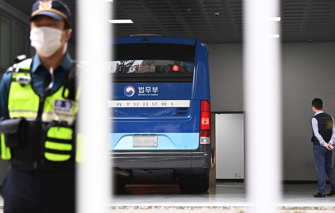  김근식에게 구속영장 청구돼 영장실질심사를 받기 위해 수원지검 안양지청에 도착했다. (사진=연합뉴스 제공)