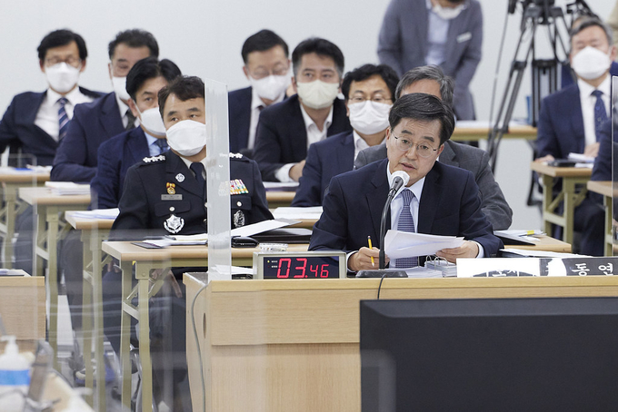 지난 14일 오후 경기도청 4층 다목적회의실에서 열린 2022년 국토교통위원회 국정감사에서 김동연 경기도지사가 국토교통위원들의 질의에 답변하고 있다. (사진=경기도 제공)