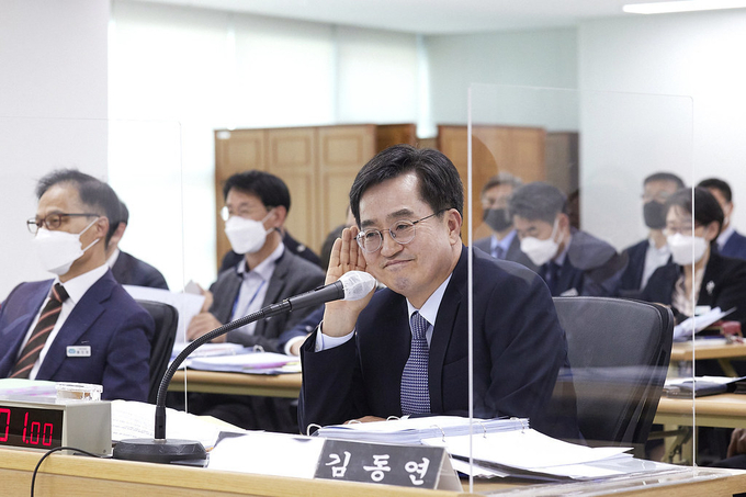 지난 14일 오후 경기도청 4층 다목적회의실에서 열린 2022년 국토교통위원회 국정감사에서 김동연 경기도지사가 국토교통위원들의 질의에 답변하고 있다. (사진=경기도 제공)