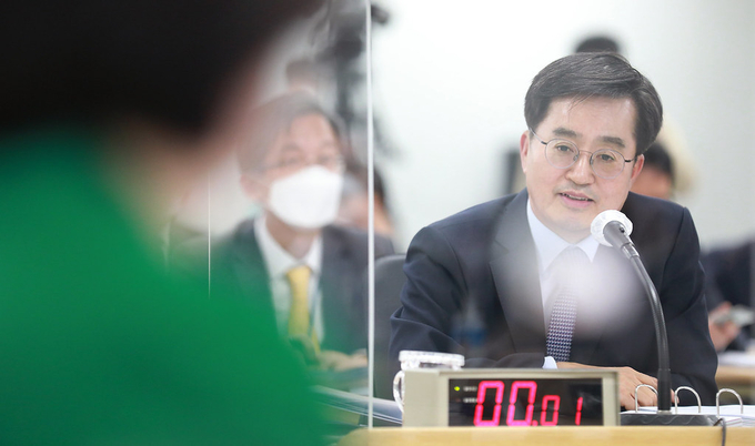 지난 14일 오후 경기도청 4층 다목적회의실에서 열린 2022년 국토교통위원회 국정감사에서 김동연 경기도지사가 국토교통위원들의 질의에 답변하고 있다. (사진=경기도 제공)