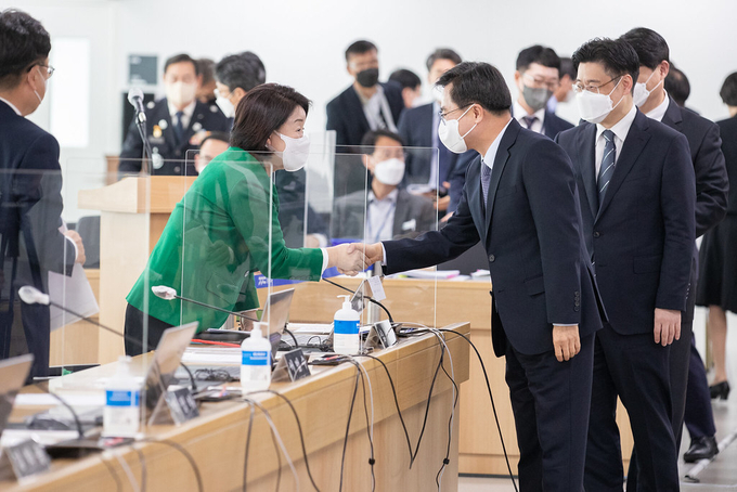 지난 14일 오전 경기도청 4층 다목적회의실에서 열린 2022년 국토교통위원회 국정감사에서 김동연 경기도지사가 국회 국토교통위원회 소속 정의당 심상정 의원과 악수하며 인사하고 있다. (사진=경기도 제공)