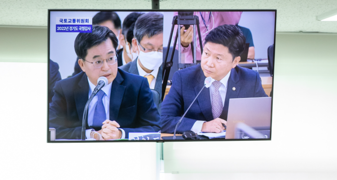 지난 14일 오후 경기도청 4층 다목적회의실에서 열린 2022년 국토교통위원회 국정감사에서 김동연 경기도지사가 국토교통위원들의 질의에 답변하고 있다. (사진=경기도 제공)