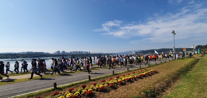 3년 만에 열린 2022년 남양주 한강걷기대회가 15일 2000여 명의 시민이 참가한 가운데 성황리에 열렸다.(사진=남양주시 제공)