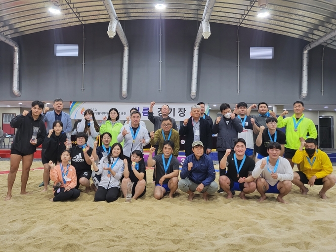 16일 용인미르스타디움 씨름장에서 제33회 경기도생활체육대축전 사전경기로 열린 씨름에서 입상 선수들이 기념사진을 찍고 있다. (사진=경기도체육회 제공)