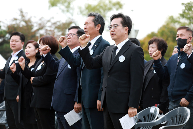 16일 경기도 이천시 모가면에 위치한 민주화운동기념공원에서 열린 제1회 민주화운동기념공원 합동추모문화제에서 김동연 경기도지사가 헌화 및 분향을 하고 있다. (사진=경기도 제공)