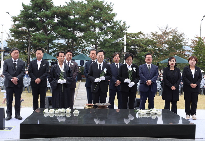 16일 경기도 이천시 모가면에 위치한 민주화운동기념공원에서 열린 제1회 민주화운동기념공원 합동추모문화제에서 김동연 경기도지사가 헌화 및 분향을 하고 있다. (사진=경기도 제공)