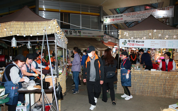 지난 15일 미추홀구 용남시장의 '7전 팔기 야시장' 모습 ( 사진 = 미추홀구 제공 )