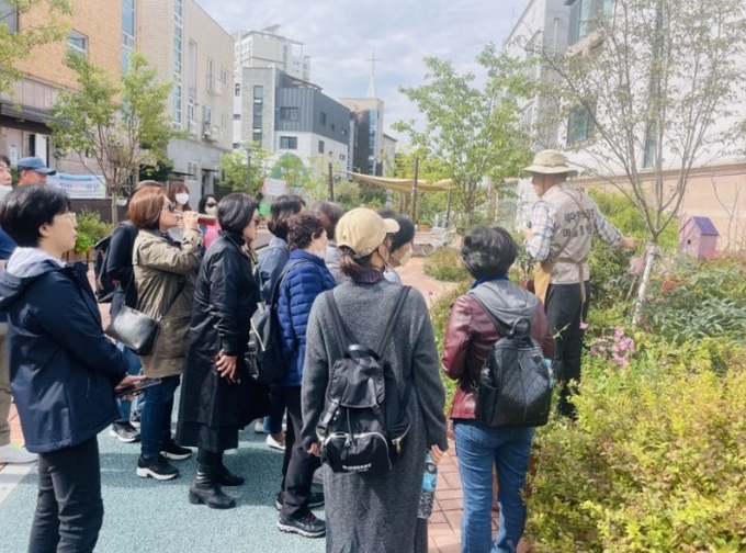구리시의 정원문화 봉사단체인 구리 시민정원단 회원들이 지난 14일 경기정원문화박람회장을 방문해 다양한 정원 관련 사례를 견학했다. (사진=구리시 제공)