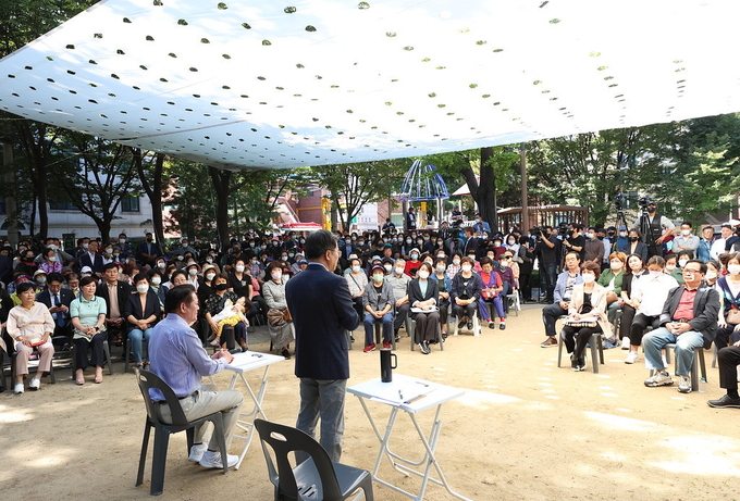 지난달 27일 오후 안양시 안양4동 밤동산공원에서 열린 제1회 도·시군 합동 타운홀미팅 민생현장 맞손토크에서 김동연 경기도지사와 최대호 안양시장이 원도심 노후화 등 지역 현안을 청취하고 주민들과 대화를 하고 있다. (사진=경기도 제공)