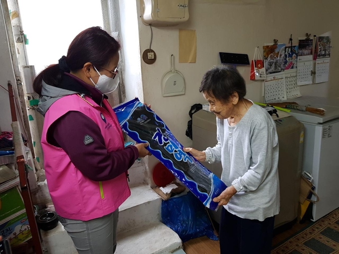 구리시 수택1동 지역사회보장협의체는 관내 홀몸 어르신에 대해 생일 당일 가정을 방문해 선물 증정과 말벗 서비스를 하는 등 이른바 '찾아가는 생신축하단'을 운영하고 있다. (사진=구리시 제공)
