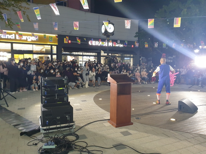 김포장기본동이 개최한 ‘가을밤의 작은 음악회’가 많은 주민들이 참석해 큰 호응을 얻었다. 장기본동주민자치회제공 