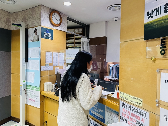 동두천시 중앙동 행정복지센터는 관내 병원 및 약국을 방문해 복지 사각지대 발굴 활동에 대한 협조를 요청했다.(사진=동두천시 제공)