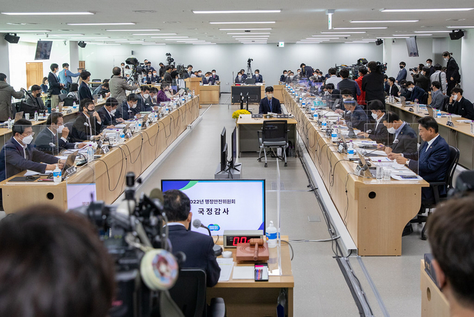 18일 오전 경기도청 4층 다목적회의실에서 열린 2022년 행정안전위원회 국정감사에서 김동연 경기도지사가 인사말을 하고 있다. (사진=경기도 제공)