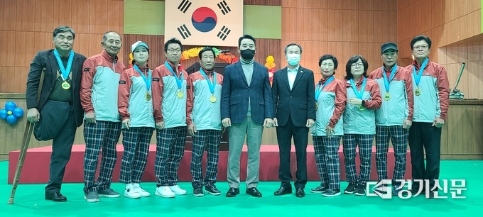 '제4회 경기도어울림체육대회'에서 우승을 거두어 우승기를 봉납한 게이트볼 선수단이 금메달을 목에걸고 기념촬영하고 있다. (사진=문석완 기자)
