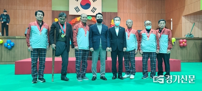 '제16회 경기도장애인생활체육대회' 게이트볼에서 동메달을 획득한 박제훈·장경섭·김영중·조병철·박정식·김영창·신준모 선수가 메달을 목에 걸고 기념촬영하고 있다. (사진=문석완 기자)
