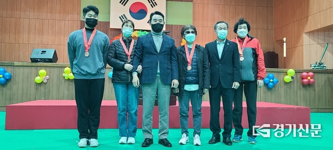'제16회 경기도장애인생활체육대회' 실내조정에서 동메달을 획득한 이미숙·이경순·이유빈·장영태 선수가 메달을 목에 걸고 기념촬영하고 있다. (사진=문석완 기자)