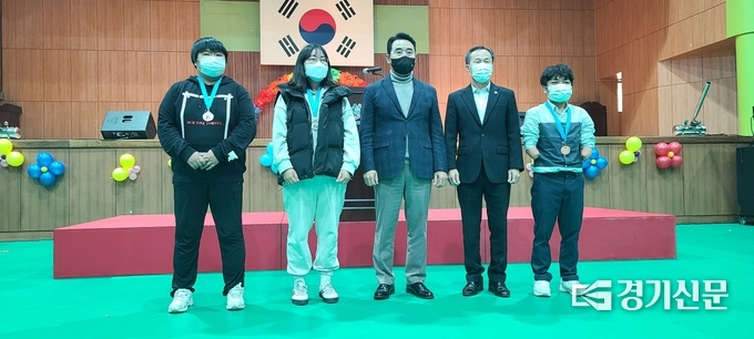 '제12회 경기도장애인체육대회' 배트민턴에서 은메달을 획득한 박수정·한아름 선수와 동메달을 획득한 김일남 선수가 메달을 목에 걸고 기념촬영하고 있다. (사진=문석완 기자)