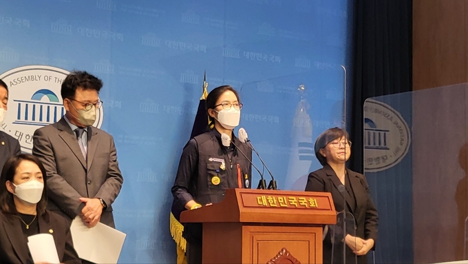 부커상 최종후보에 오른 ‘저주토끼’의 정보라 작가가 18일 국회 소통관에서 열린 ‘대학 강사 열악한 처우 정상화 촉구’ 기자회견에서 발언하고 있다. (사진=김한별 기자)