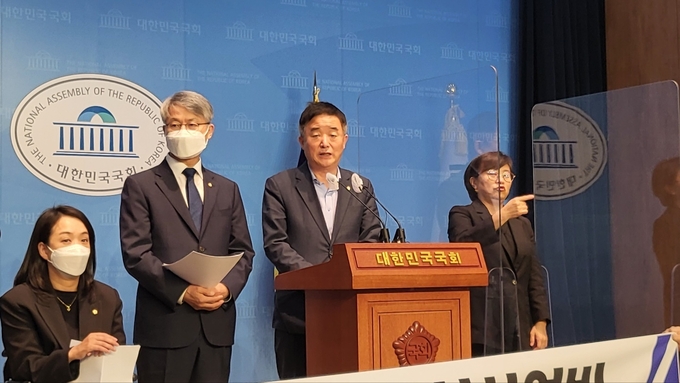 18일 국회 교육위원회 소속 강득구 의원(민주·안양만안)이 ‘대학 강사 열악한 처우 정상화 촉구’ 기자회견에서 발언하고 있다. (사진=김한별 기자) 