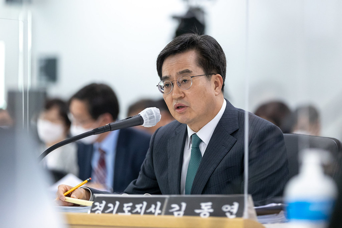 18일 오후 경기도청 4층 다목적회의실에서 열린 2022년 행정안전위원회 국정감사에서 김동연 경기도지사가 행정안전위원회 위원들의 질의에 답변하고 있다. (사진=경기도 제공)