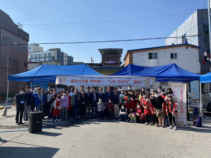 동두천시 중앙시장 상인회가 ‘중앙시장을 부탁해, 나도 요리사’ 축제를 개최했다.(사진=동두천시 제공)